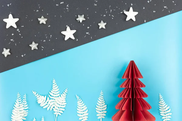 简约的圣诞背景 折纸树和装饰细节 复制空间 — 图库照片