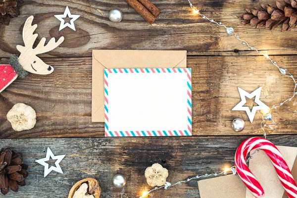 Papier Blanc Enveloppe Décor Noël Sur Fond Bois Espace Copie — Photo