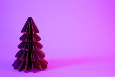 Pembe zemin üzerinde dekoratif kağıt Noel ağacı, modaya uygun neon ışığı, boşluğu kopyala.