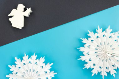 Renkli bir arkaplan, düz yatay, kopyalama alanı üzerindeki cildi oluşturan kar taneleri.