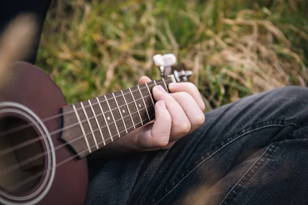 Мужчина Играет Гитаре Укулеле Своей Природе Пальцы Крупным Планом Щипают — стоковое фото