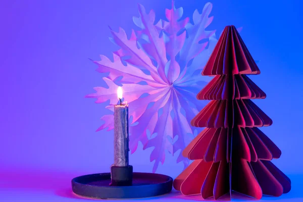 Papel Decorativo Árvore Natal Floco Neve Papel Vela Fundo Azul — Fotografia de Stock