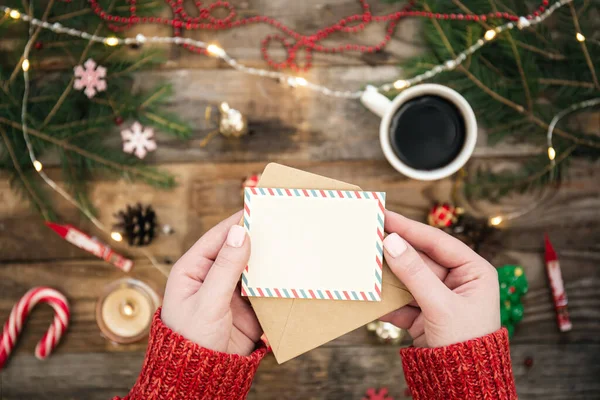 Une Femme Tient Une Carte Noël Vierge Une Enveloppe Dans — Photo