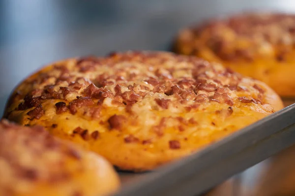 Mini Pizza Fraîchement Cuite Sur Comptoir Boulangerie Gros Plan Sur — Photo