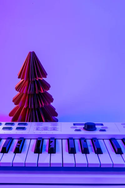Minimalistisk Jul Bakgrund Med Midi Tangentbord Och Pappersträd Med Neon — Stockfoto