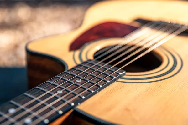Yakın Plan Klasik Ahşap Akustik Gitar Gün Işığında Hafif Odaklanma — Stok fotoğraf