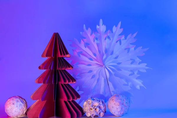 Neon Weihnachten Winter Hintergrund Weihnachtsbaum Aus Papier Schneeflocke Und Dekordetails — Stockfoto
