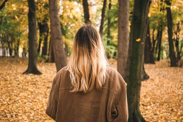 Eine Junge Frau Mit Gefärbten Haaren Cordjacke Herbstlichen Wald Blick — Stockfoto