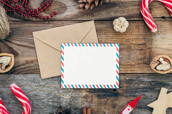 Blanco Papier Envelop Gezellige Kerstdecoratie Details Houten Ondergrond Plat Gelegd — Stockfoto