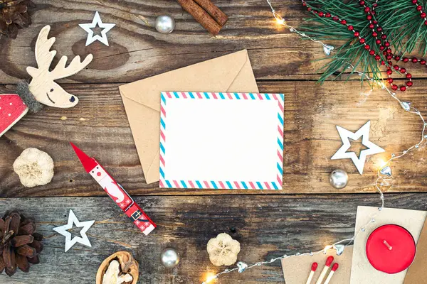 Prázdný Papír Obálka Vánoční Výzdoba Dřevěném Pozadí Kopírovací Prostor Byt — Stock fotografie