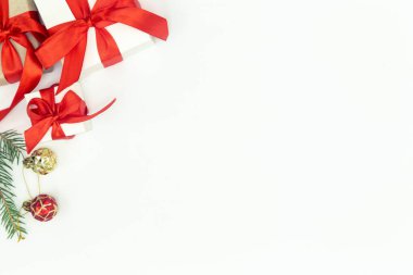 Noel arkaplanı hediyeler ve tatil dekorasyonu ile beyaz izole edilmiş, düz yatak, kopyalama alanı.