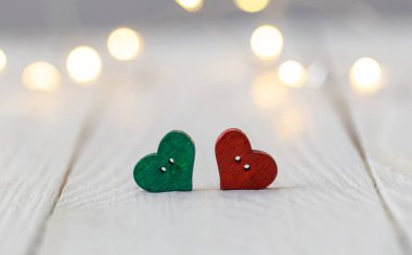 Küçük dekoratif kalpler beyaz ahşap bir zemin üzerinde bokeh, makro çekim, kopyalama alanı.