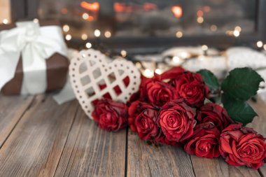Sevgililer Günü için bir buket kırmızı gül ve dekor detaylarıyla şenlik arka planı, kopyalama alanı.