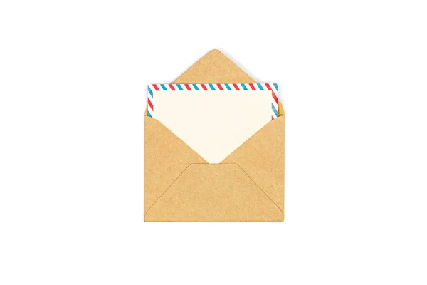 白の背景に白文字で区切られたクラフト紙の封筒 モックアップ空の紙のグリーティングカード — ストック写真