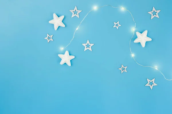 Fundo Natal Azul Minimalista Com Guirlanda Estrelas Decorativas Flat Lay — Fotografia de Stock