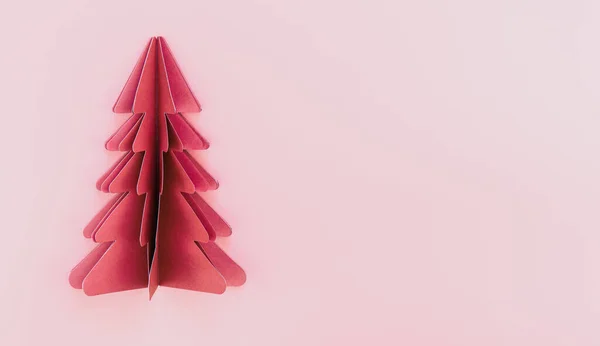 Origami Papel Rosa Árvore Natal Fundo Rosa Isolado Flat Lay — Fotografia de Stock