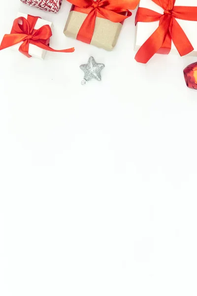 Karácsonyi Háttér Ajándékokkal Ünnepi Dekoráció Részletek Fehér Elszigetelt Lapos Laikus — Stock Fotó