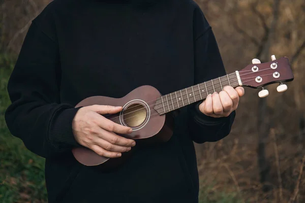 Jeune Homme Joue Guitare Ukulélé Dans Nature Sur Fond Flou — Photo