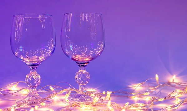 Boş Şarap Kadehi Neon Işıklı Bir Çelenk Sevgililer Günü Arka — Stok fotoğraf
