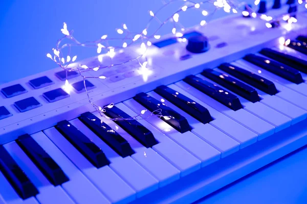 Chaves Musicais Guirlanda Fundo Embaçado Com Iluminação Néon Conceito Natal — Fotografia de Stock