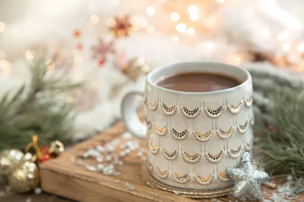 背景がぼやけてコーヒーとお祝いの装飾の詳細のカップとクリスマスの組成物 — ストック写真