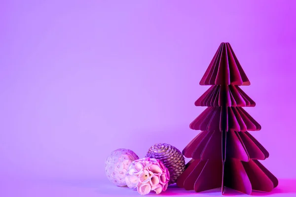 Minimalistisch Kreative Weihnachts Und Neujahrskunst Komposition Papier Tanne Mit Weihnachtskugeln — Stockfoto