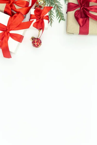 ギフトや休日の装飾の詳細とクリスマスの背景白い孤立した 平らなレイアウト コピースペース — ストック写真
