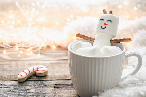 Nahaufnahme Becher Heißgetränk Mit Marshmallow Schneemann Auf Verschwommenem Hintergrund Kopierraum — Stockfoto