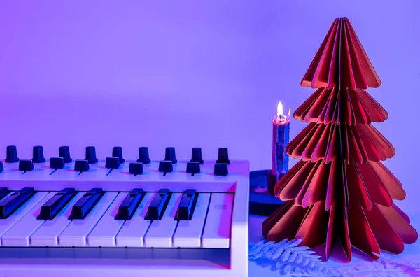 Fundo Natal Minimalista Com Teclado Midi Árvore Papel Com Iluminação — Fotografia de Stock