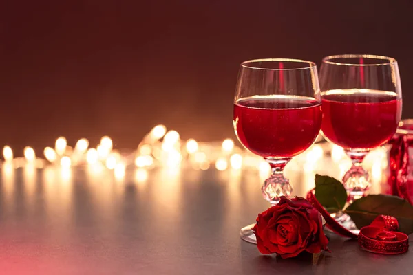 Kadeh Şarap Bulanık Bir Arka Planda Kırmızı Bir Gül — Stok fotoğraf
