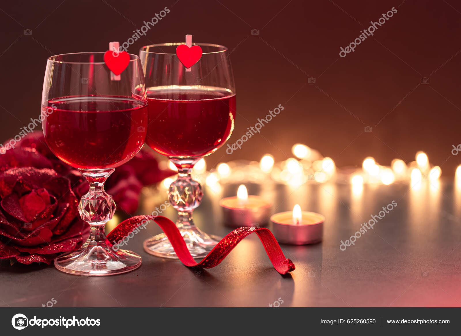 Imágenes de Two roses and a candle libres de derechos | DepositPhotos, image size:1600x1167