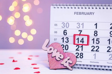 14 Şubat tarihli takvim, Sevgililer Günü için Bokeh ile şenlikli bir arkaplan.
