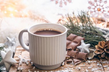 Arka planda bulanık bir arka planda kakao ve çikolata dolu bir Noel arkaplanı.