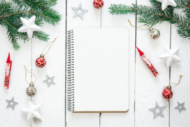 Noel arkaplanı boş not defteri ve beyaz ahşap arka plan, plan konsepti, yeni yıl hedefleri, düzlük.