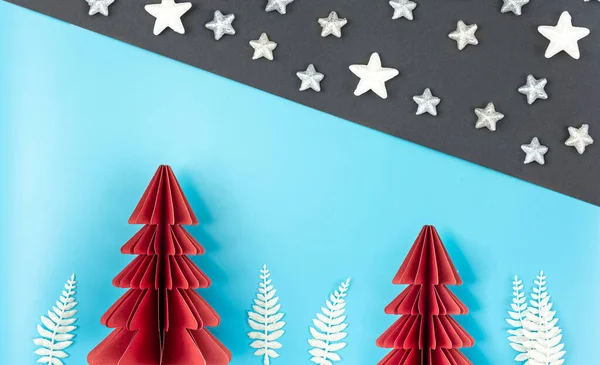 两张折纸圣诞树和装饰细节在一张纸背上 复制空间 — 图库照片
