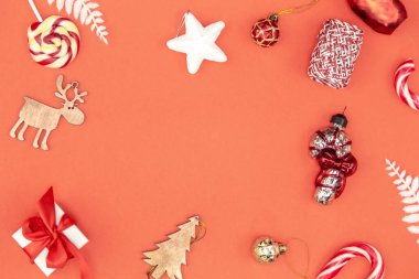 Noel arkaplanı ile Noel dekorasyonu detayları, düz döşeme, kopyalama alanı.