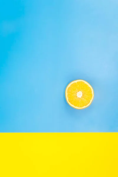 파란색 노란색 배경에 오렌지 미니멀리즘 — 스톡 사진
