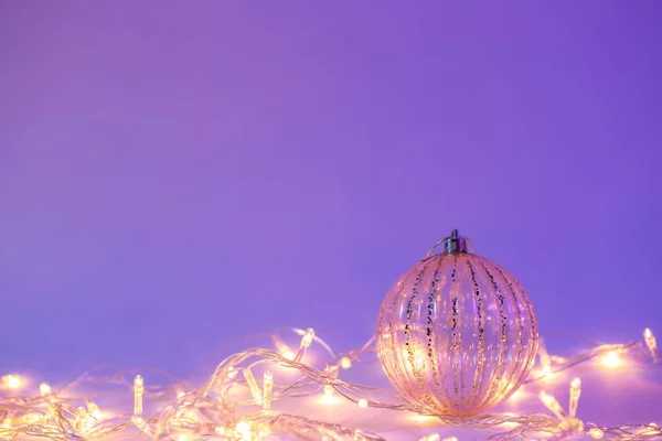 Χριστουγεννιάτικη Μπάλα Δέντρου Και Γιρλάντα Στο Φως Νέον Απομονωμένο Μινιμαλιστικό — Φωτογραφία Αρχείου