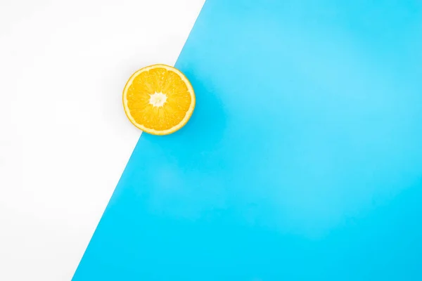 Pomarańczowy Niebiesko Białym Tle Konceptualny Minimalizm Płaski Układ Przestrzeń Kopiowania — Zdjęcie stockowe