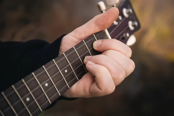 Bir Adam Doğada Gitar Çalar Yakın Plan Parmaklar Telleri Sıkar — Stok fotoğraf