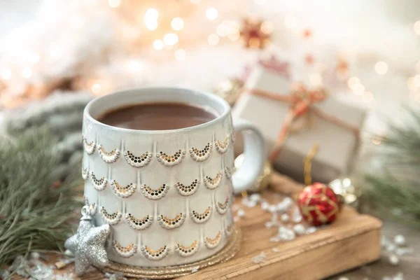 背景がぼやけてコーヒーとお祝いの装飾の詳細のカップとクリスマスの組成物 — ストック写真