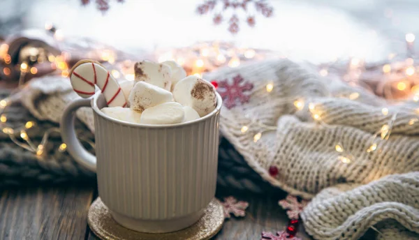 Weihnachten Hintergrund Mit Einer Tasse Kakao Mit Marshmallows Und Festlichen — Stockfoto