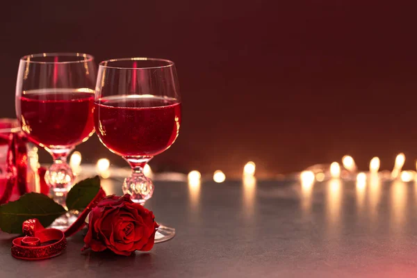 Kadeh Şarap Bulanık Bir Arka Planda Kırmızı Bir Gül — Stok fotoğraf