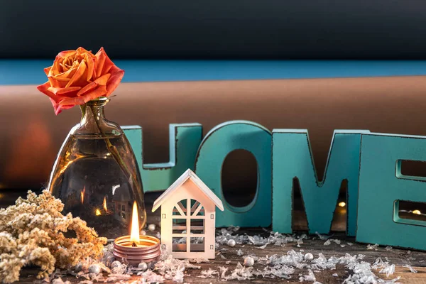 舒适的构图 带有装饰字的家 花朵和烛光 背景模糊 — 图库照片