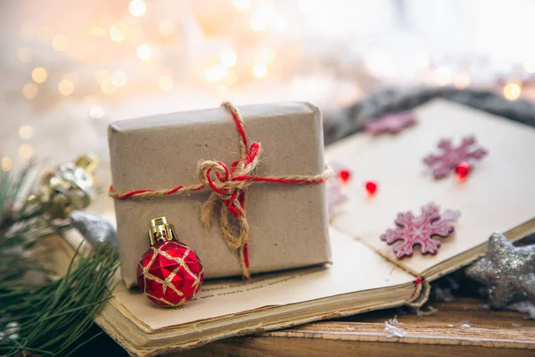 背景がぼやけたクラフトギフトボックスとクリスマスの装飾の詳細は クローズアップ — ストック写真