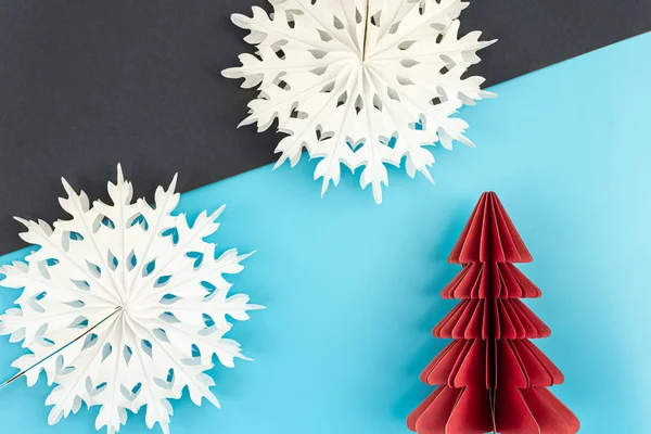 Fondo Minimalista Navidad Con Origami Árbol Papel Copos Nieve Puesta —  Fotos de Stock