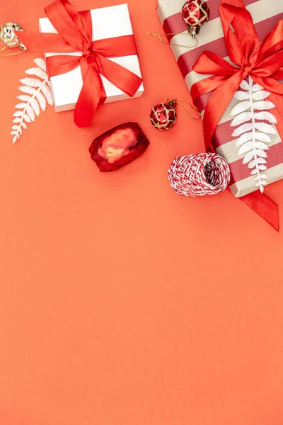 ギフトボックスと装飾の詳細とクリスマスオレンジの背景 フラットレイ コピースペース — ストック写真