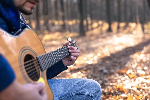 Zblízka Muž Hraje Akustickou Kytaru Lese Během Studené Sezóny Kopírovat — Stock fotografie