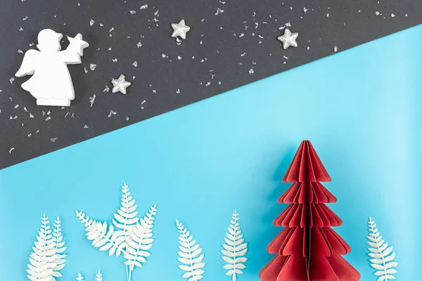 简约的圣诞背景 折纸树和装饰细节 复制空间 — 图库照片