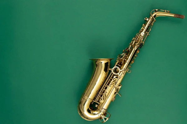 Saxofón Sobre Fondo Verde Vista Superior Espacio Para Copiar — Foto de Stock